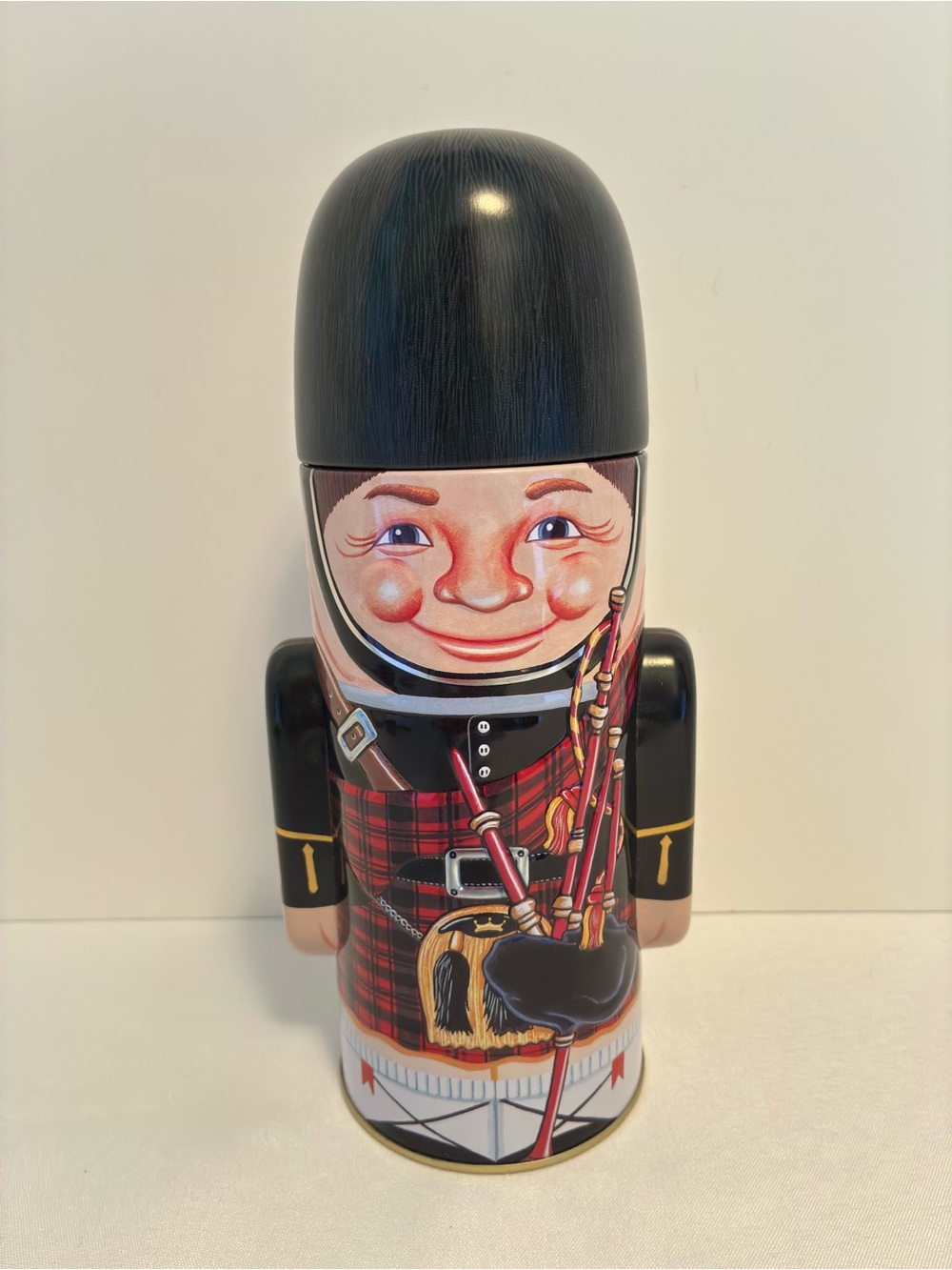 Walkers Shortbread Scottish Bagpiper Collectible Cookie Tin